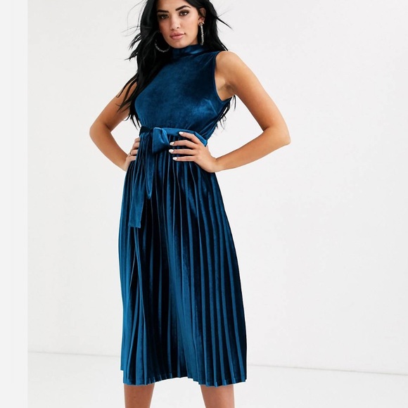 ASOS Design sleeveless high neck pleated open back velvet midi dress - Picture 3 of 5